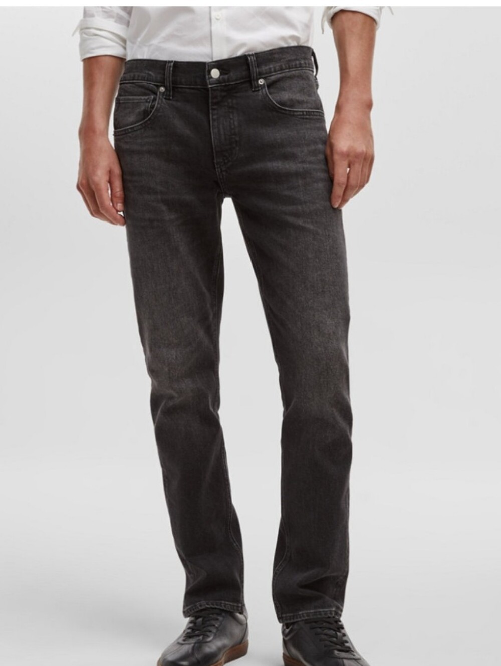 Mode of One Men's Jeans in a Relaxed Fit and straight leg cut. Size 31
